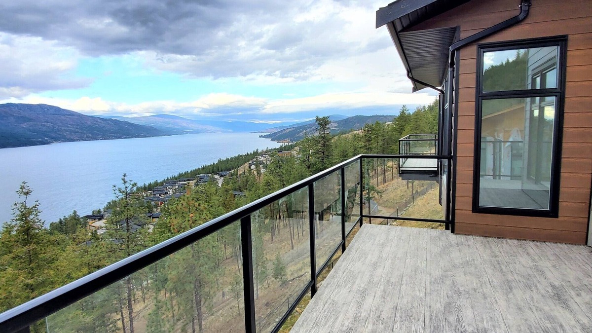 McKinley House | 3 Month Kelowna Okanagan Lakeview Three Bedroom Townhouse for Weekly Rental