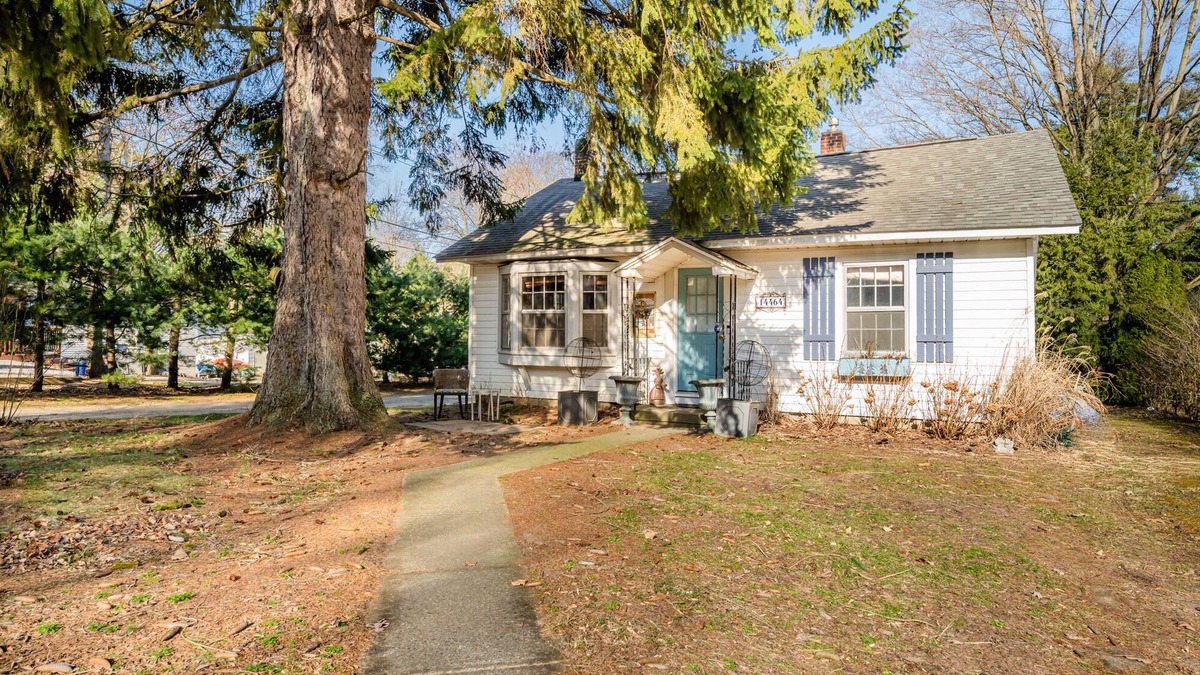 Lakeside Cottage | (3 Nt Min!) Lakeside Cottage Short Walk To Association Beach!