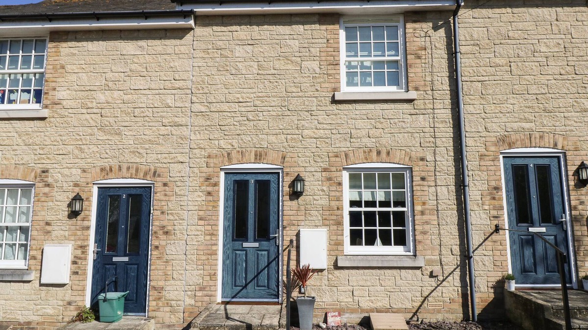 Brading Cottage | 3 OLD POST OFFICE MEWS, family friendly, with a garden in Brading