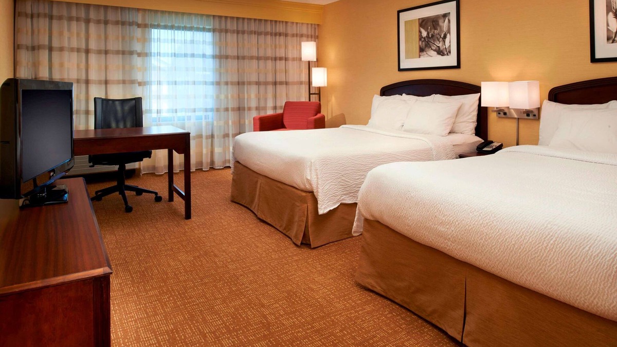 Novi Hotel | 3 Pet-Friendly Accommodations with On-Site Dining, Convenient Parking, and Pool