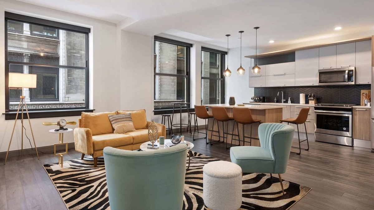 Downtown Chicago Apartment | 3 Prime 2BR Units + Ideal Business Retreat