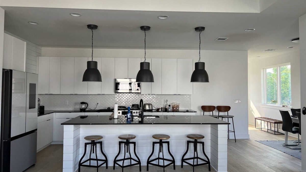 East MLK House | 3 Private Balconies. Sleeps 5. 5 Min From H-E-B and Muller Park