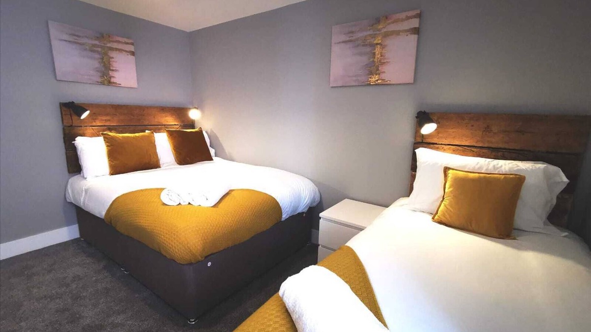 Llanelli Apartment | 3 RM Studio, Open-plan Living, Dining, & Kitchen