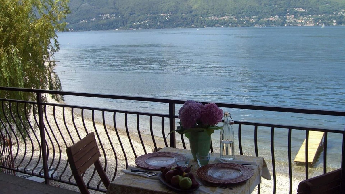 Porto Valtravaglia Apartment | 3-room apartment with sun terrace, balcony and 2 bathrooms directly on the beach