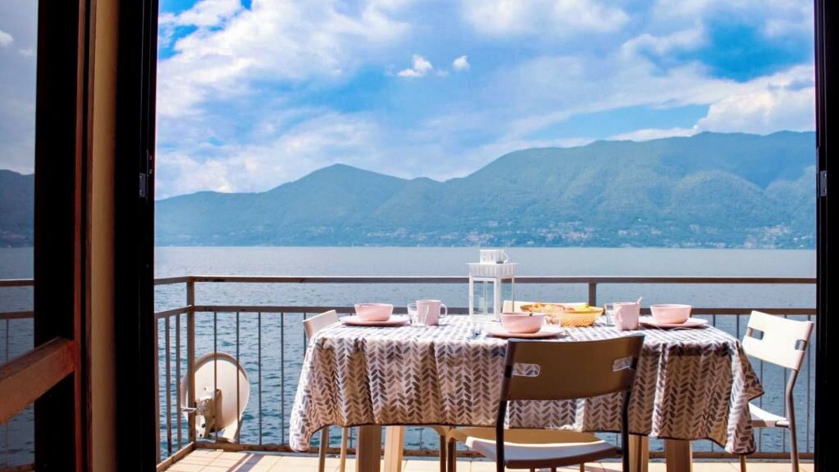 Brezzo di Bedero Apartment | 3-room apartment with separate kitchen and balcony right on the beach