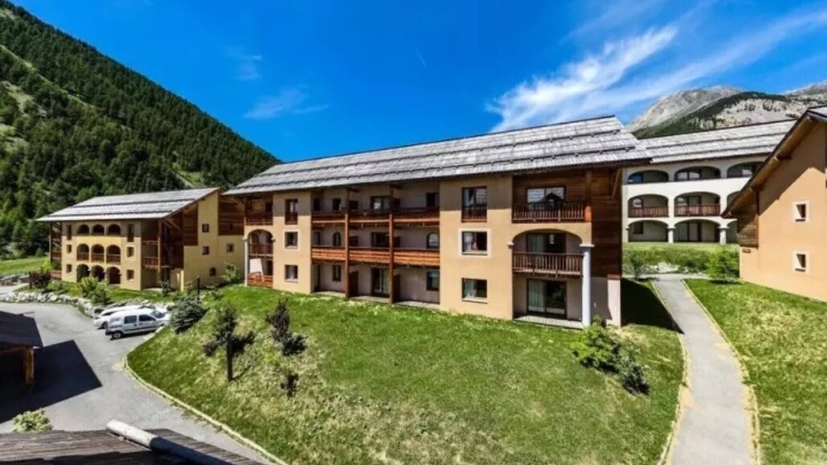Arvieux Apartment | 3-room apartment sleeps 6 with swimming pool in summer and at the foot of the slopes in winter