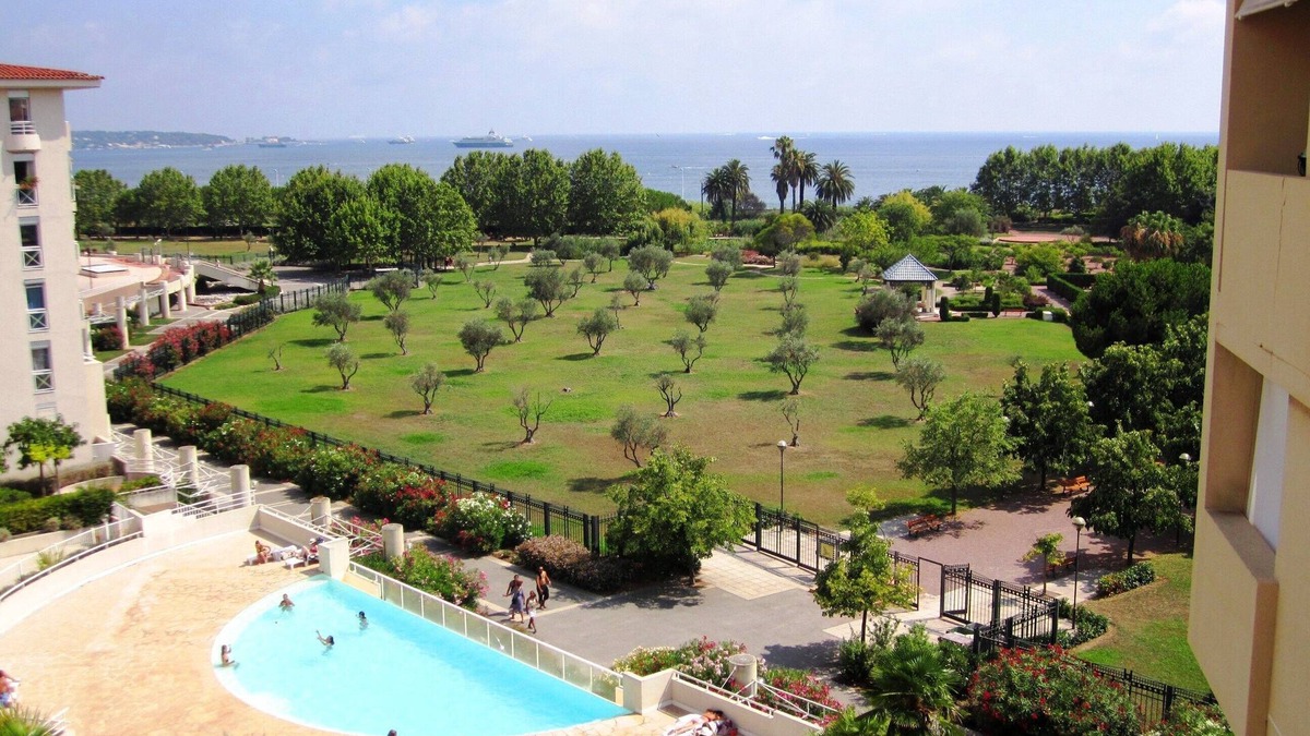 Golfe Juan Apartment | 3 rooms on top floor, panoramic sea view, swimming pool, air conditioning, garage