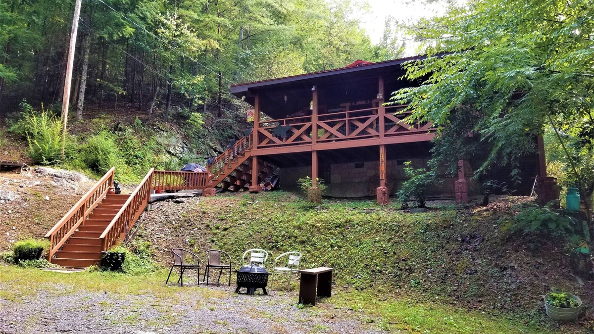 Gatlinburg - Pigeon Forge Cabin | 3+Secluded Acres for Dogs & Kids-Off Wears Valley Rd-Close to PF-Hot Tub-Firepit
