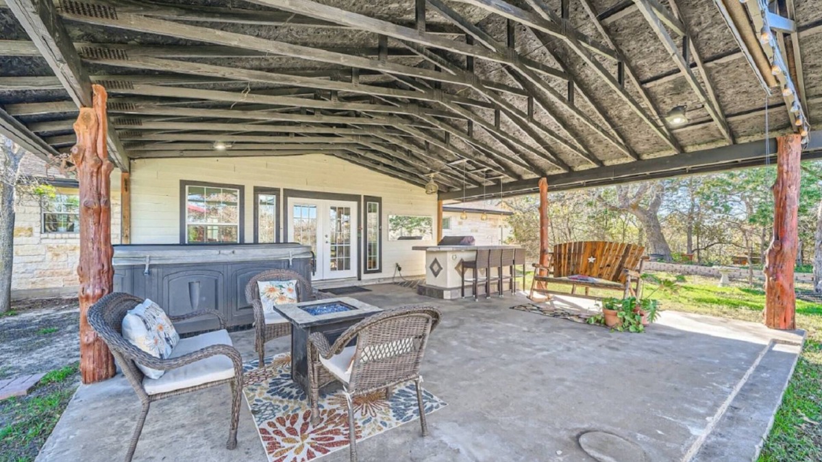 Cedar Creek House | 3 Secluded Homes on 15 Acres. Pool, Ping Pong, Hot Tub, Patio, Pond and BBQ. Close to COTA.