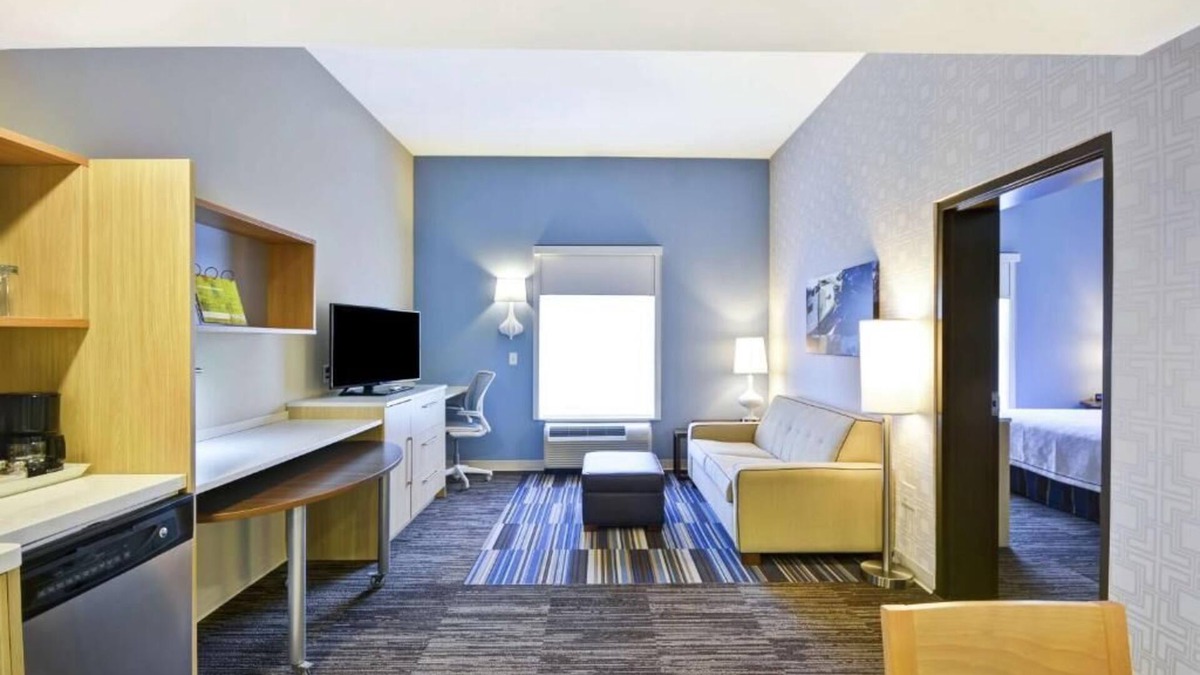 Saint Simons Island Hotel | 3 Spacious Suites Perfect for Families w/In-Room Kitchenette - Near Beach!