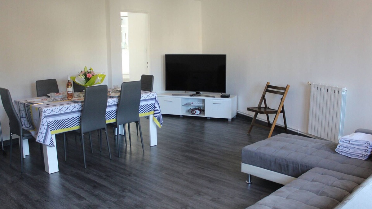 Balaruc-les-Bains Apartment | 3-Star Apartment near Thermal Baths & Etang with Balcony and Fully-equipped Kitchen