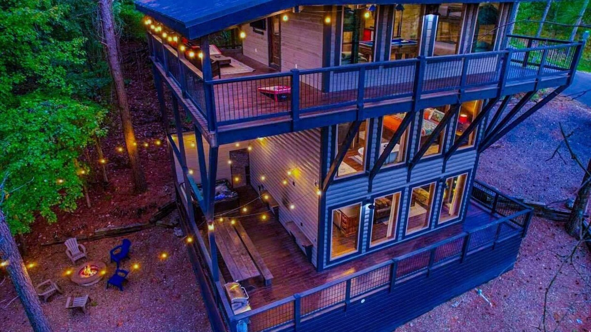 Broken Bow Cabin | 3-Story Treehouse | Views, Pool Table