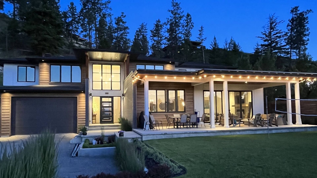Southwest Mission House | 🏖☀️ 3 sty Hse + Lg hot tub! Vacation close to Beaches, Trails, Wineries & Cafes.