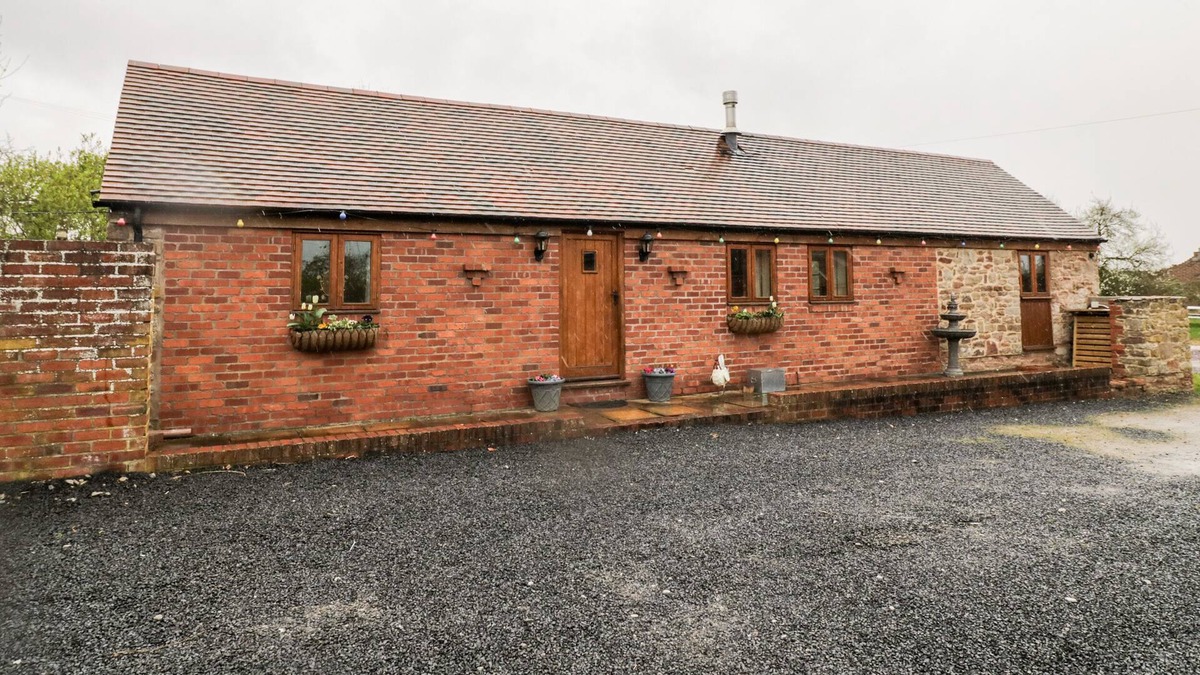 Chelmarsh Cottage | 3 SUTTON BARN, with a garden in Bridgnorth