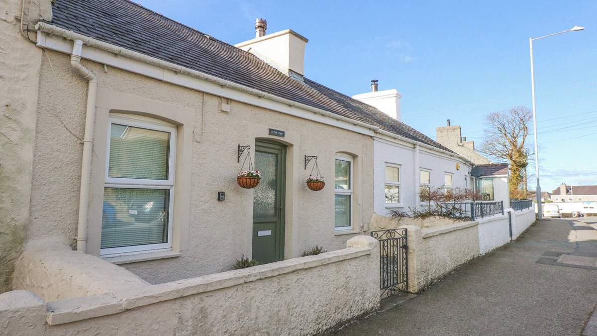 Pen-y-sarn Cottage | 3 TYN GIAT, family friendly, with open fire in Amlwch