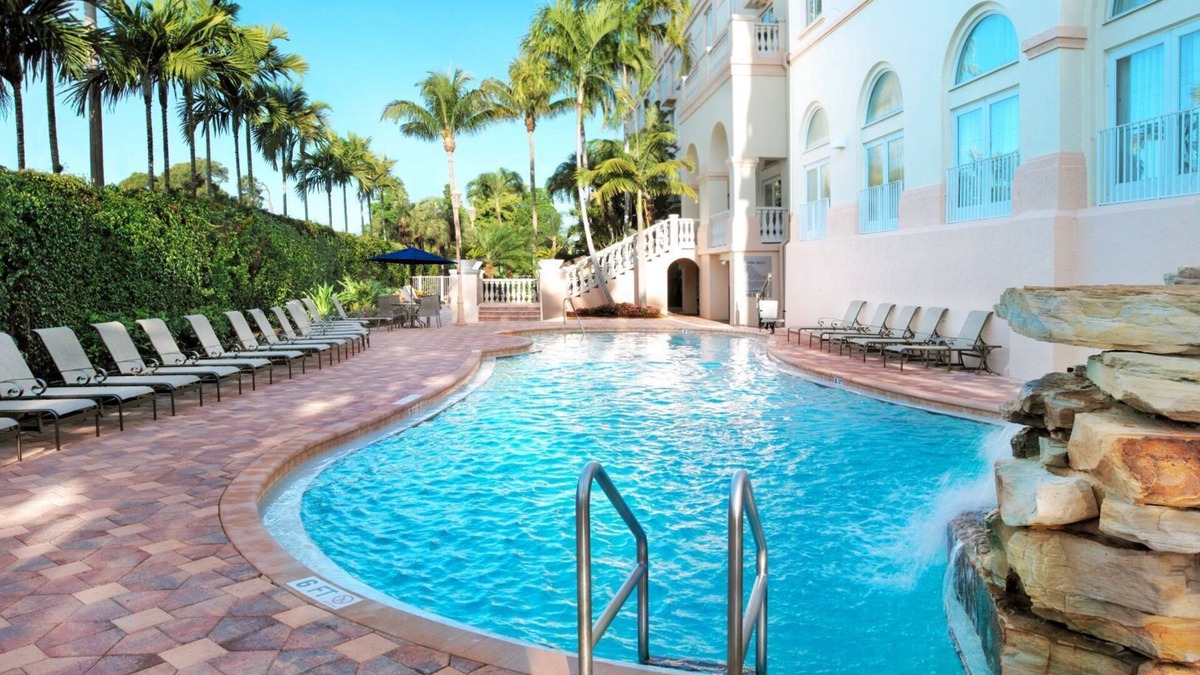 Park Shore Hotel | 3-Unit Escape Surrounded by Gulf Breezes | Beach Shuttle | Outdoor Pool