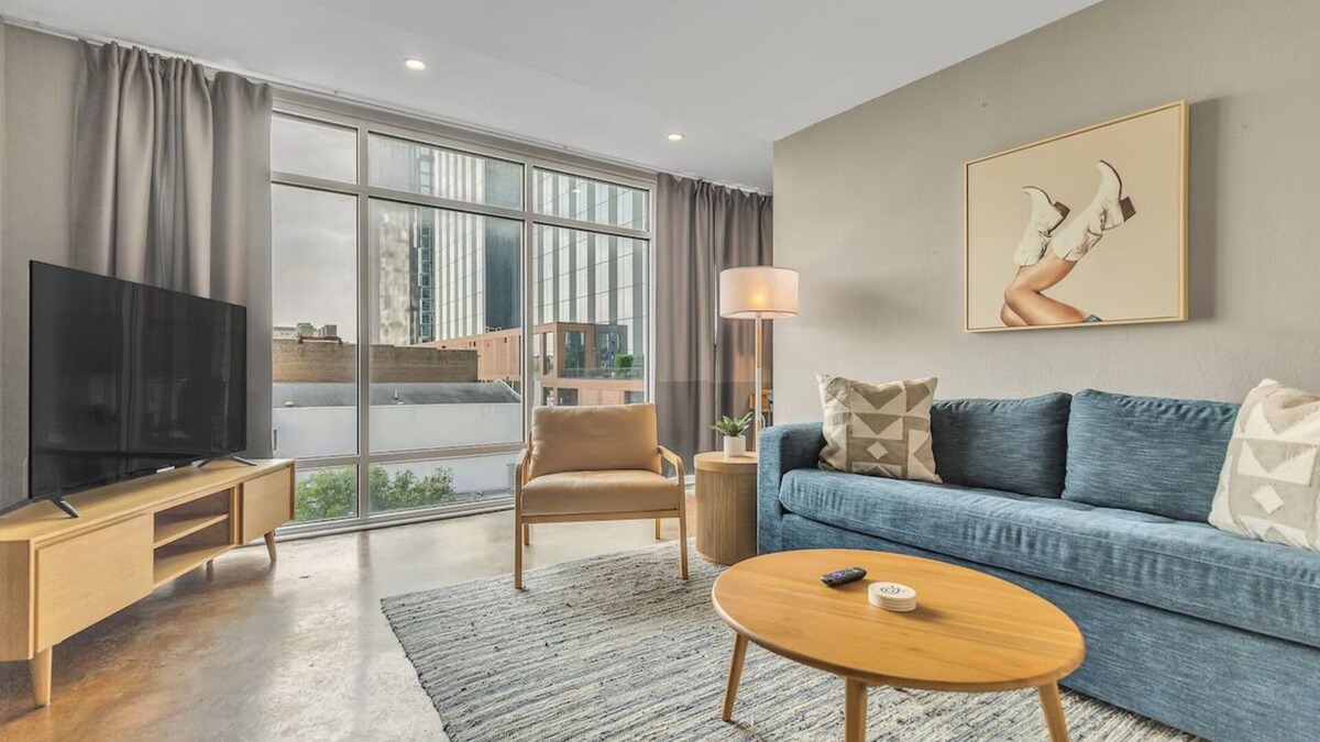 Downtown Austin Apartment | 3 Units | Austin Downtown Loft w/Balcony | Modern Comfort Near Iconic Landmarks