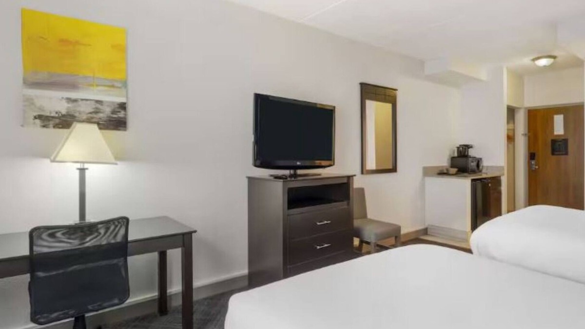Mundelein Hotel | 3 Units | Suburban Escape with Complimentary Parking and Modern Hotel Amenities