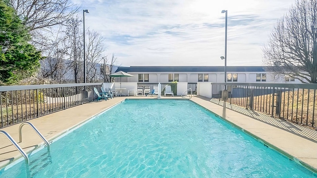 Lookout Valley Neighborhood Association Hotel | 3 Units with Free Parking, Near Ruby Falls, Pets Allowed! Pool