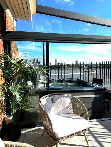 Canary Wharf Apartment | 3 x Bedroom Riverside Flat with HOT TUB on Roof Terrace
