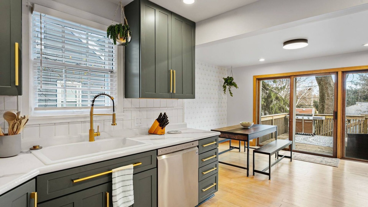 Madison House | 30+ Day - Close to Everything. Pet Friendly.