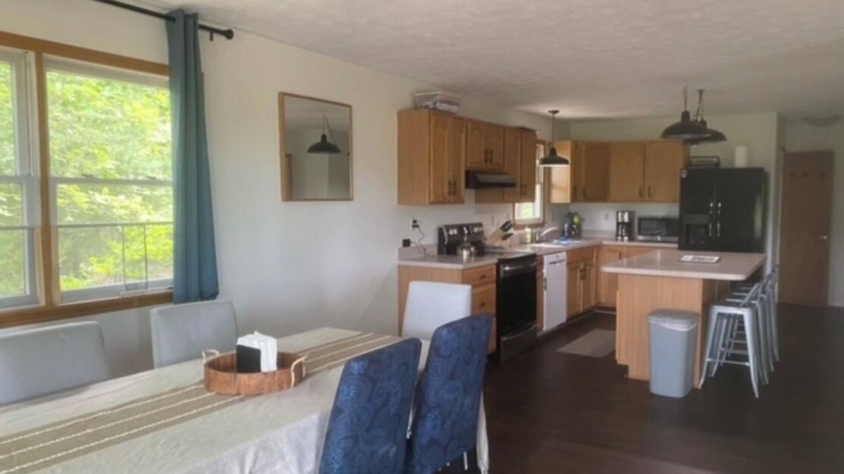 Great Cacapon Cabin | 30+ day rental -Charming 3-bedroom cabin with WiFi, AC in peaceful Great Cacapon