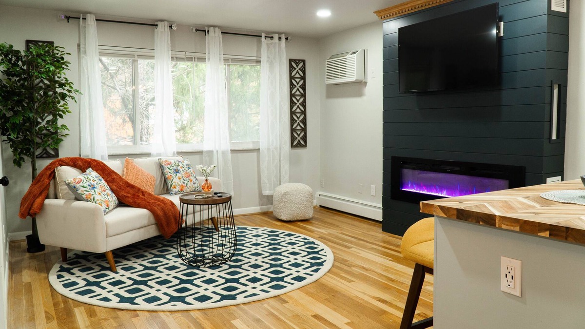Roselawn Finance Apartment | 30 Day + Stay, 2B/1B w/Indoor Garage, Wet Bar