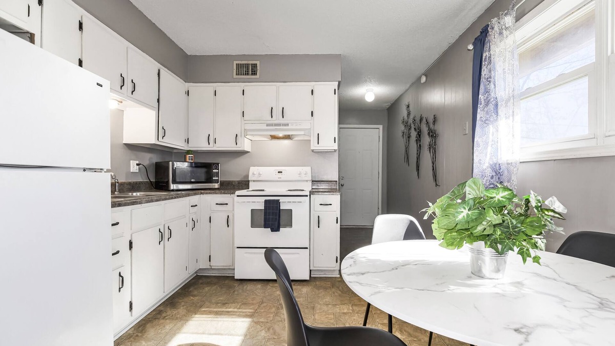 Independence House | 30 days minimum 2b1b Spacious unit near downtown/stadiums in independence MO
