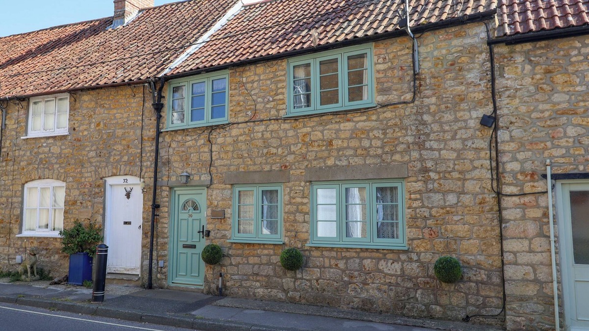 Beaminster Cottage | 30 FLEET STREET, pet friendly, with a garden in Beaminster