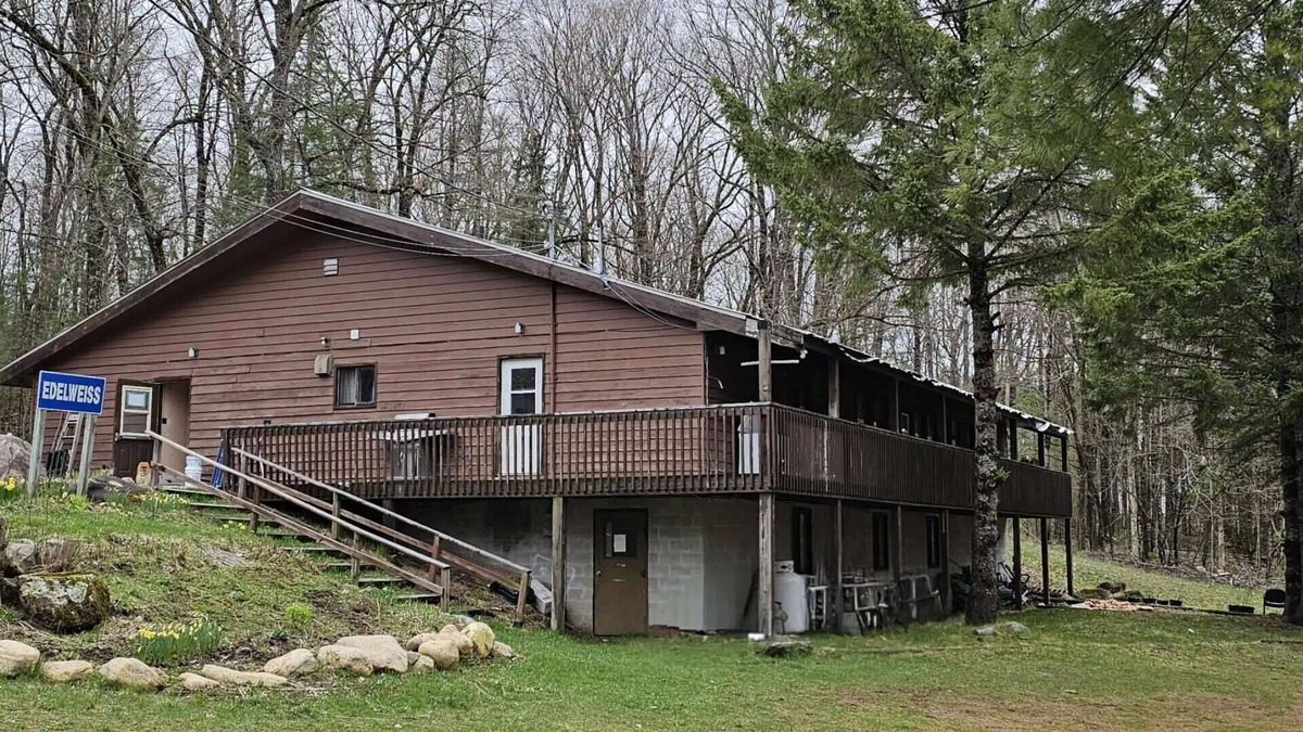 Dysart et al House | 30 Guests Group Getaway House House near lake and lawn
