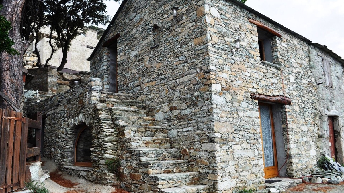 Chine House | 30 metres from the sea, traditional fisherman's cottage with sea-view terrace