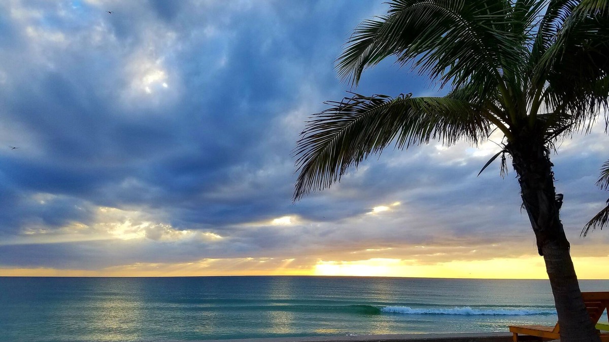 Englewood House | 30 Seconds to Beach Path! Outdoor Tiki Bar w/TV! Kayaks, SUP's, Bikes & More!