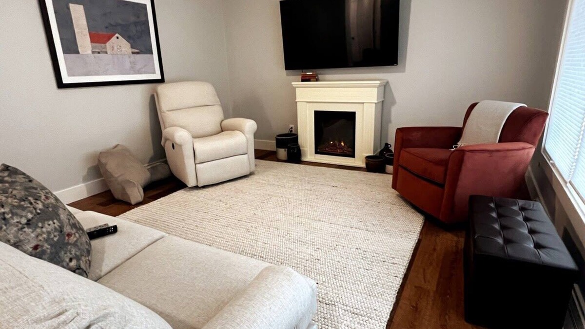 New Philadelphia House | "30 Something" | Family & Business Friendly Stay