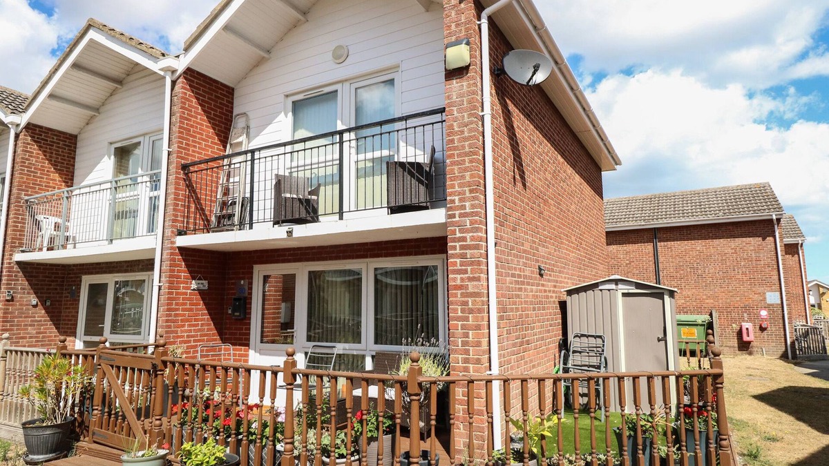 Corton House | 30 THE WATERSIDE HOLIDAY PARK, pet friendly, with a garden in Corton