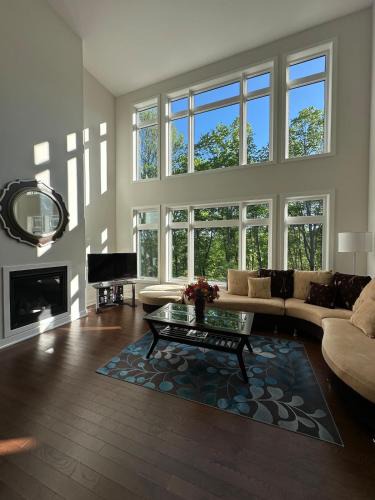 Dwight House | 3000SF Modern Cottage Algonquin, Muskoka 4 bedrooms 6 beds3 baths