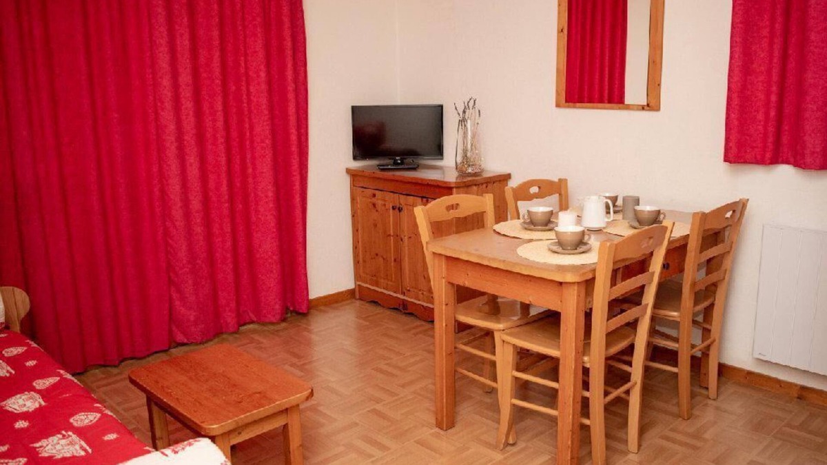 Puy-Saint-Vincent Apartment | 300m from ski slopes, 2nd floor, swimming pool, balcony, tv, ski locker, 25m², Puy-Saint-Vincent