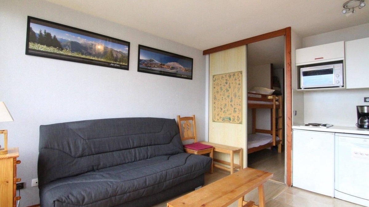 Eclose-Ouest Apartment | 300m from ski slopes, 1st floor, balcony, tv, ski locker, 26m², Alpe d'Huez