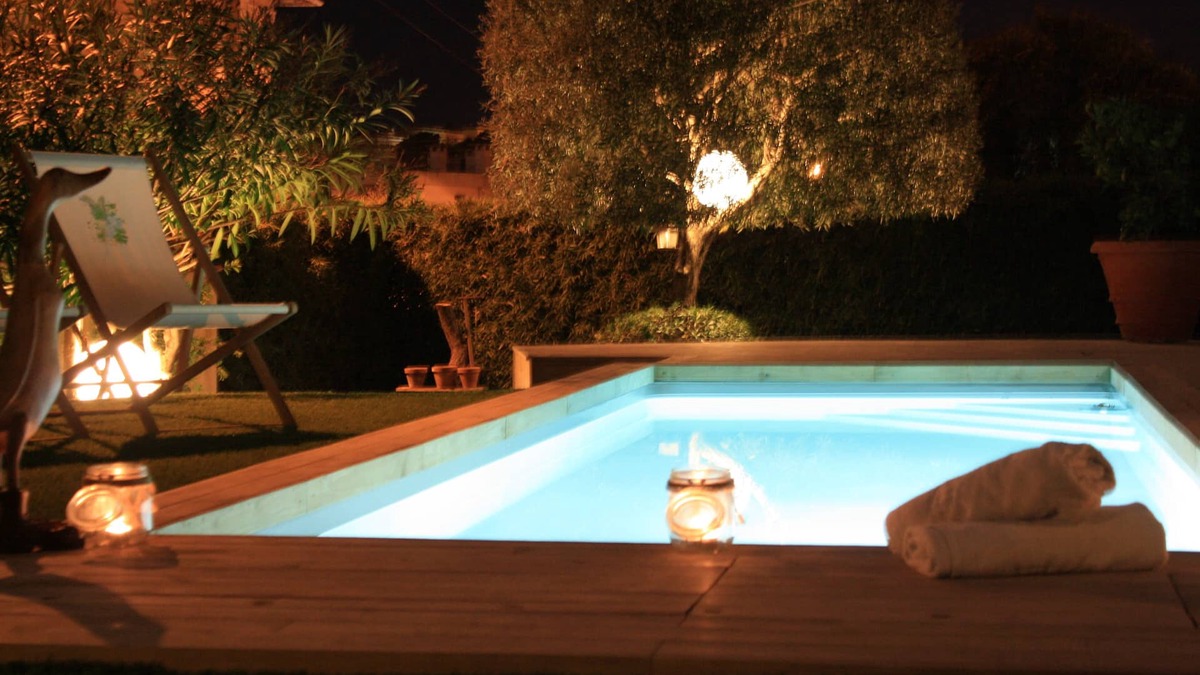 Antibes City Centre Apartment | 30m2 RDJ duplex apartment with services, solar-heated pool