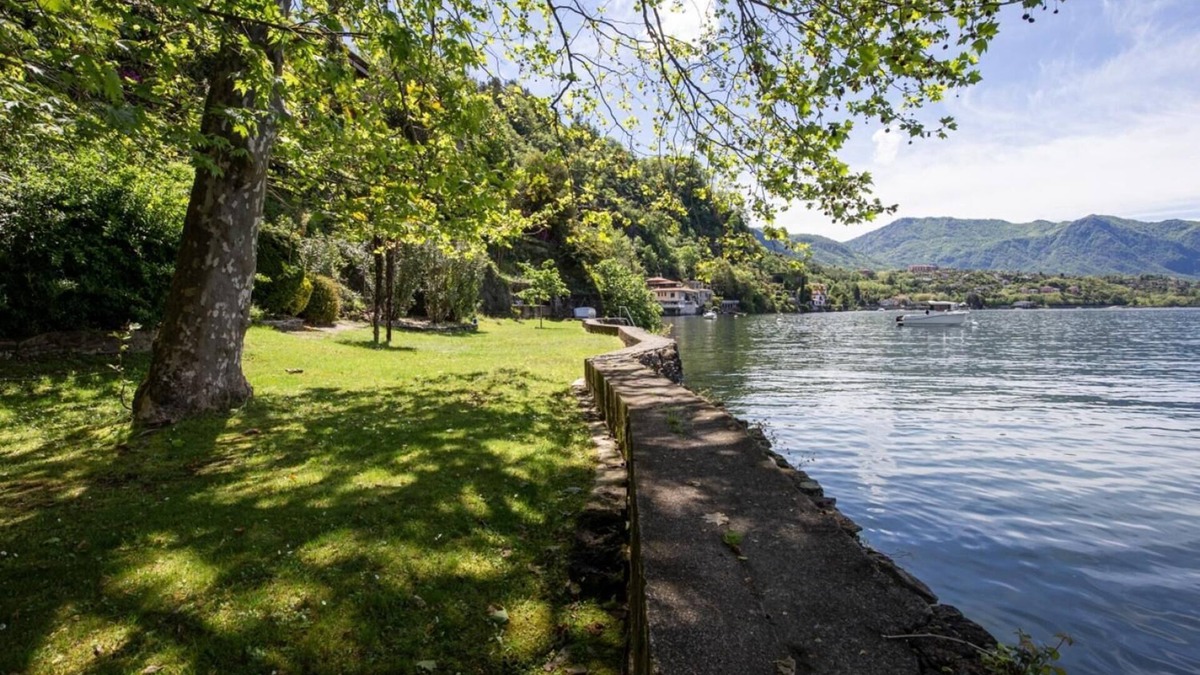 Brezzo di Bedero Apartment | 3½-room apartment in a park with sunbathing lawn directly on the lake