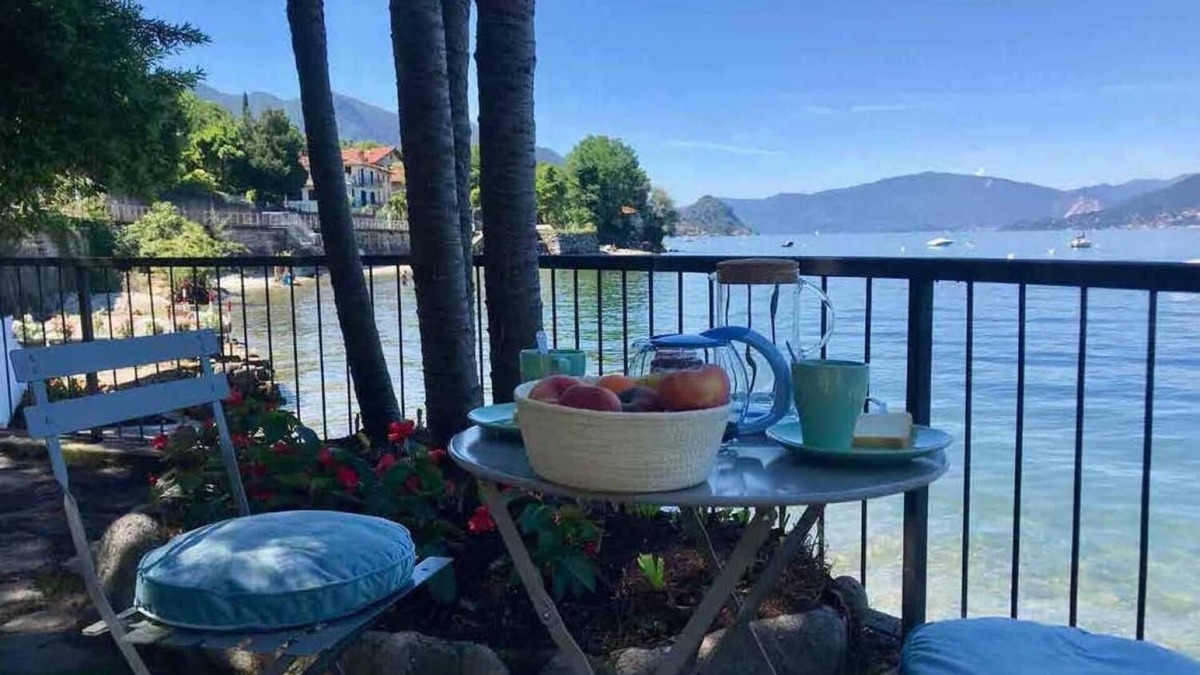 Brezzo di Bedero House | 3½-room house in a sunny location right on the beach