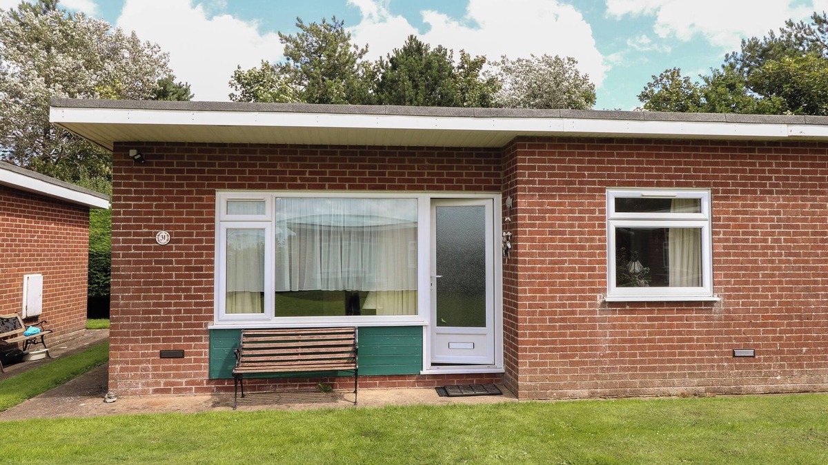 Mundesley Cottage | 31 SIESTA MAR CHALET PARK, pet friendly, with a garden in Mundesley