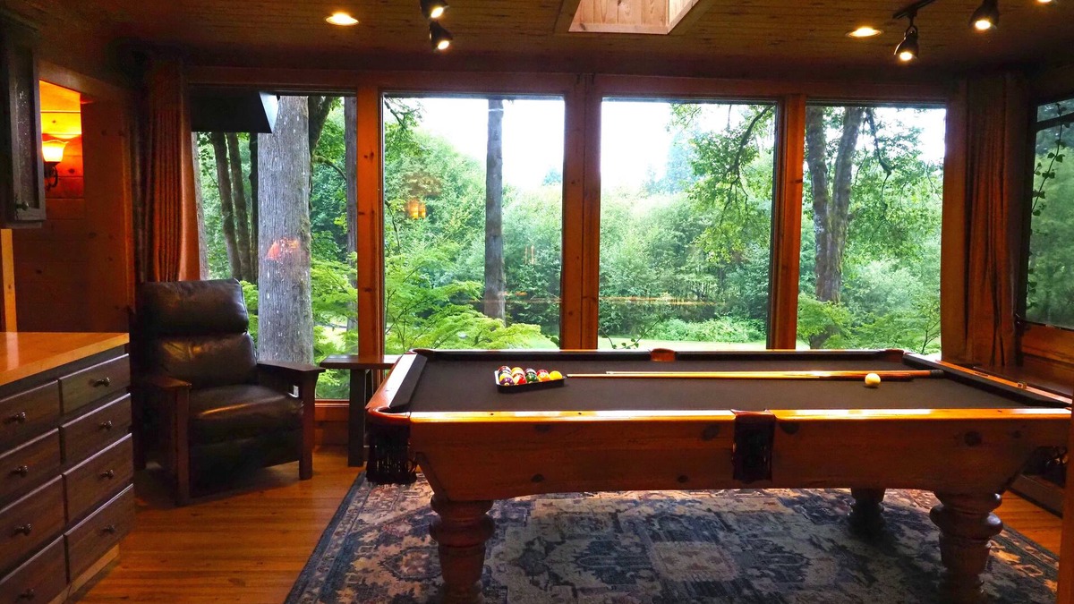 Welches Cabin | 3200 sq. ft. Rustic cabin overlooking the golf course. 15 minutes to skiing !