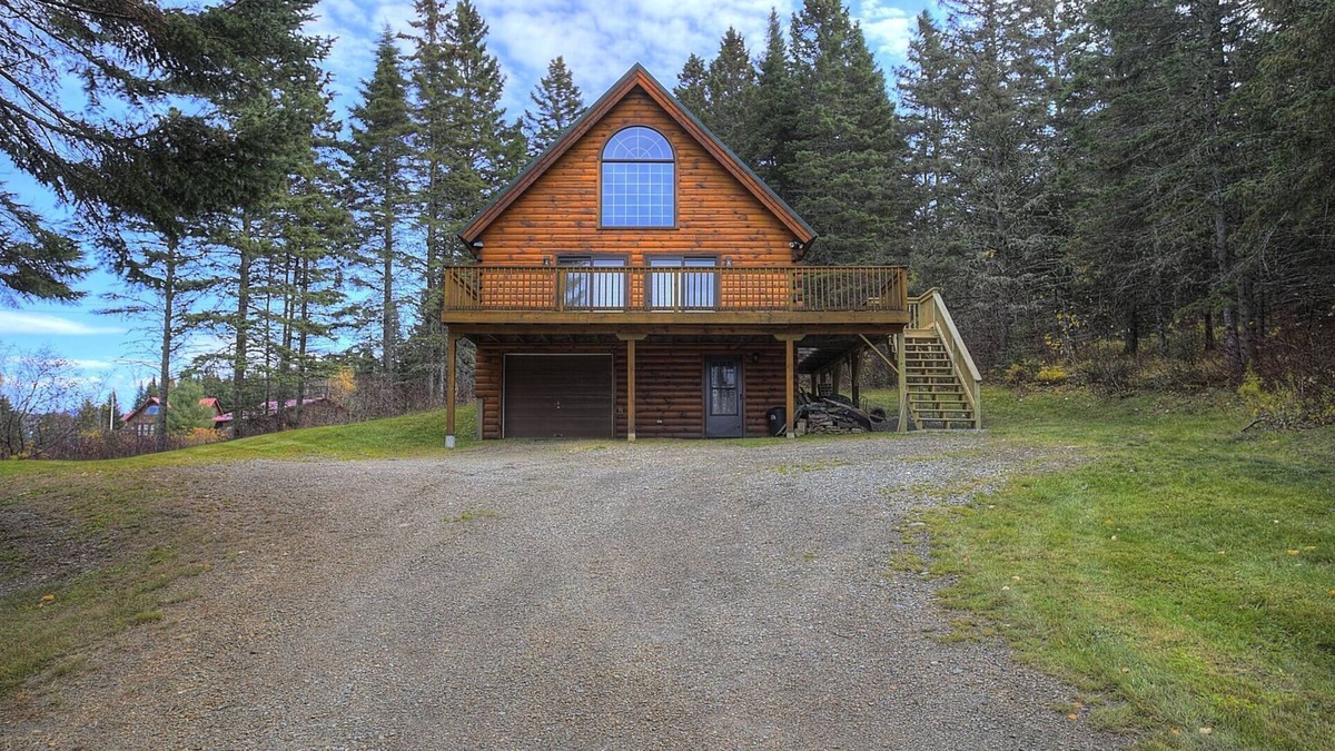 Rangeley House | 🐾33 Loop Road - Log cabin in the Overlook, with shared access to Rangeley Lake