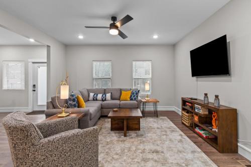 The Gate House | 3323 Uptown Elegant Escape