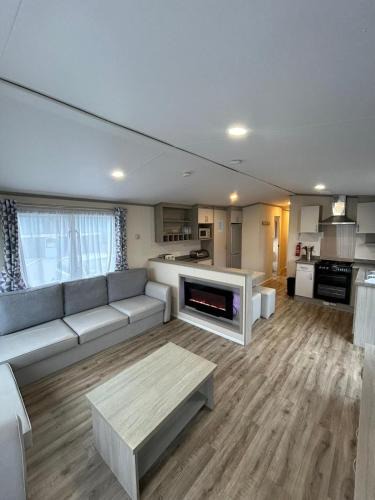 Brean Ski Chalet | 34 Brean Leisure Park Unity Beach 6 berth Passes optional No pets