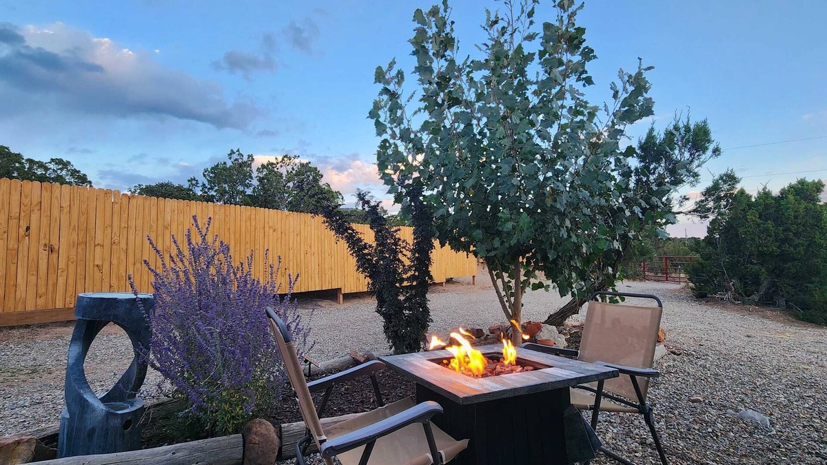 Canoncito House | 35' RV- Glamping |Firepit |Private| 15min to Plaza