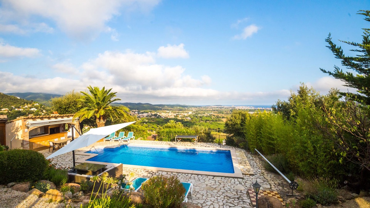 Calonge House | 350 m2 house, magnificent view, 6 mins to the sea, sleeps 14, all comfort