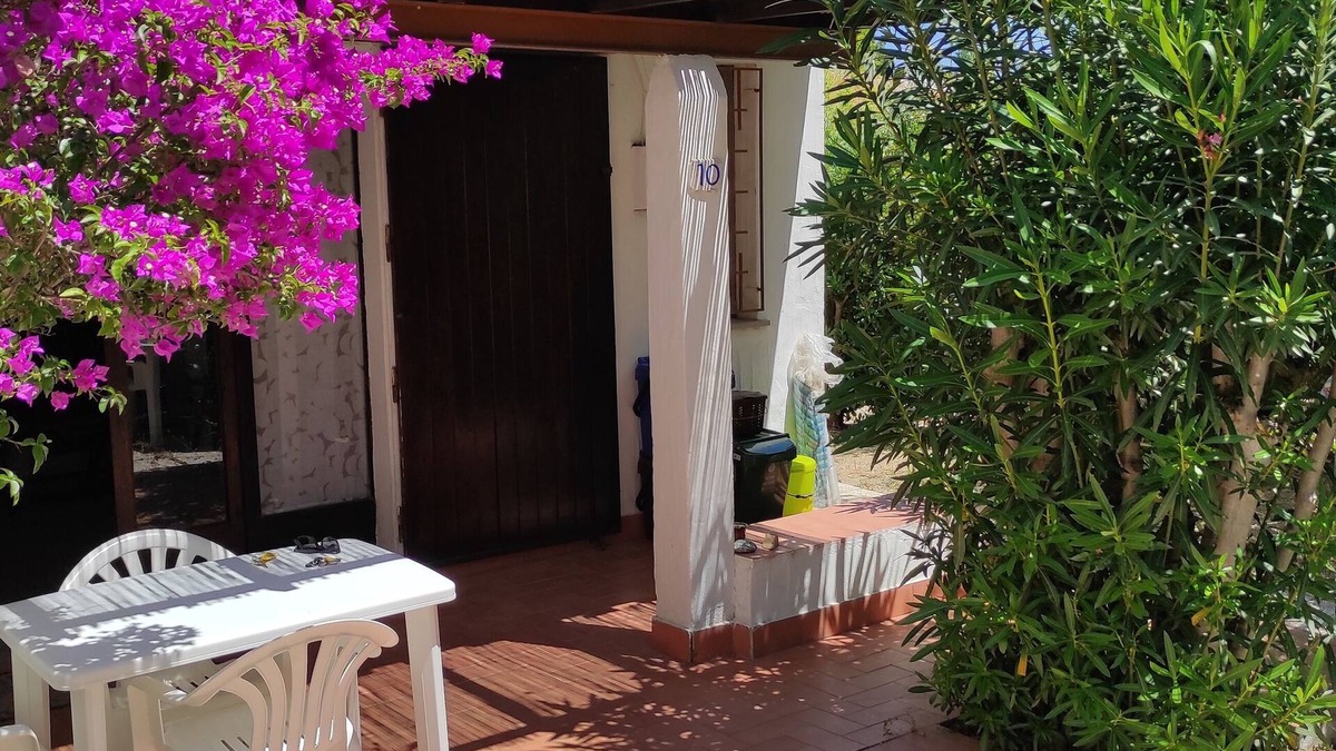 Villaggio Mandorli House | 350 mt from Campus, small bungalow with outdoor space surrounded by greenery.
