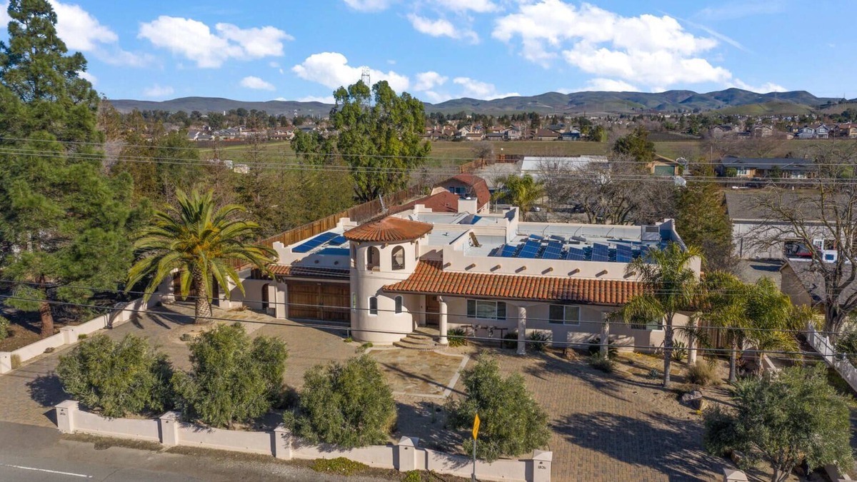 Livermore House | 3500sf, Single Level, 4 King Beds, 12ft Hot Tub!