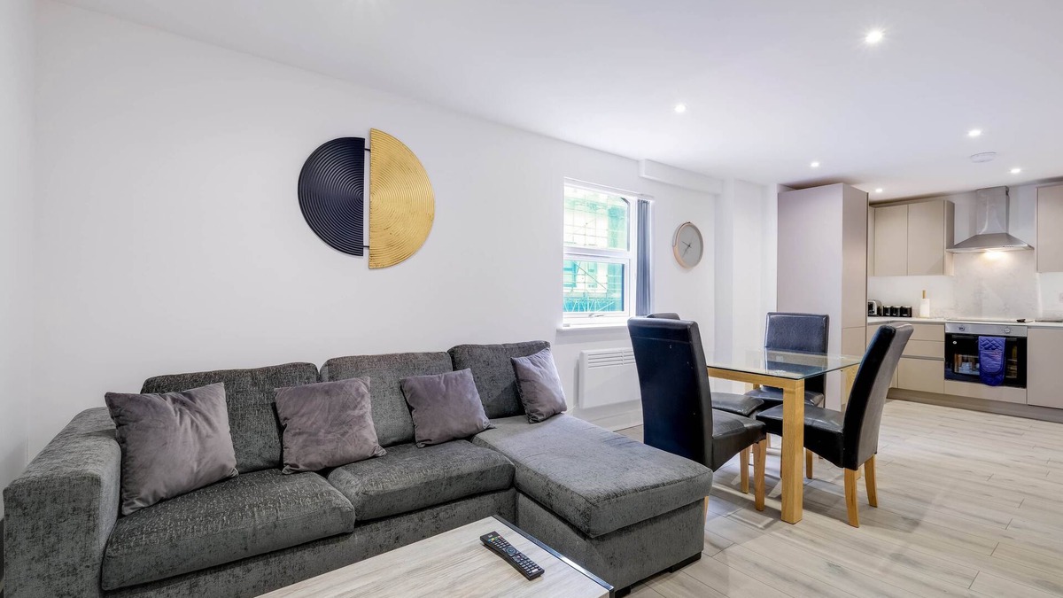 Camberley Apartment | 360 GU15 Aspen Court 01 - Modern 2 Bedrooms Apartment 01 Town Centre Camberley
